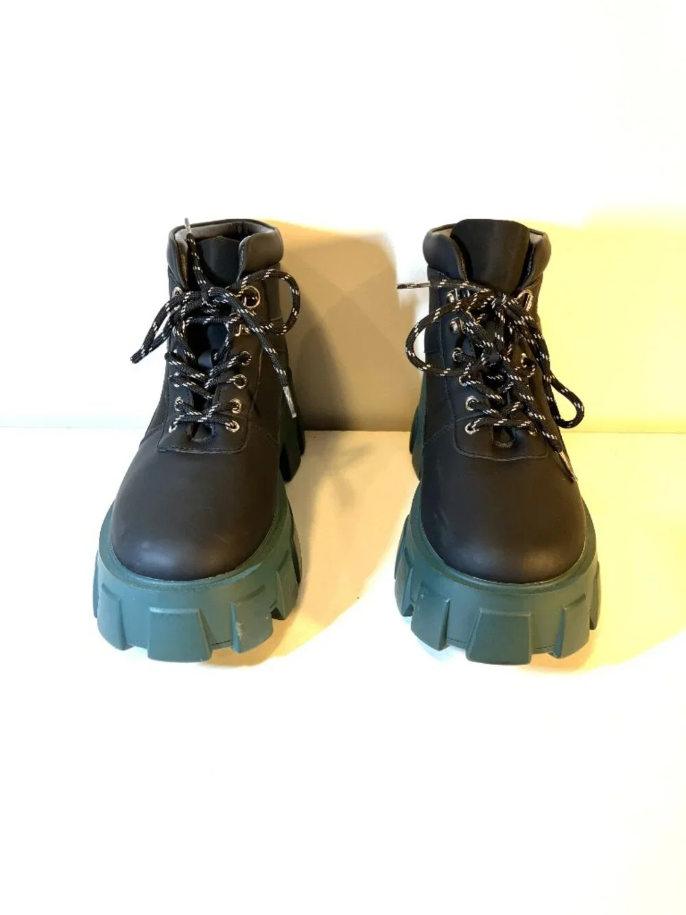 SHOEDAZZLE Thick Lug-Soled Black/Green Ankle Boots.  Size 10.  Excellent cond.